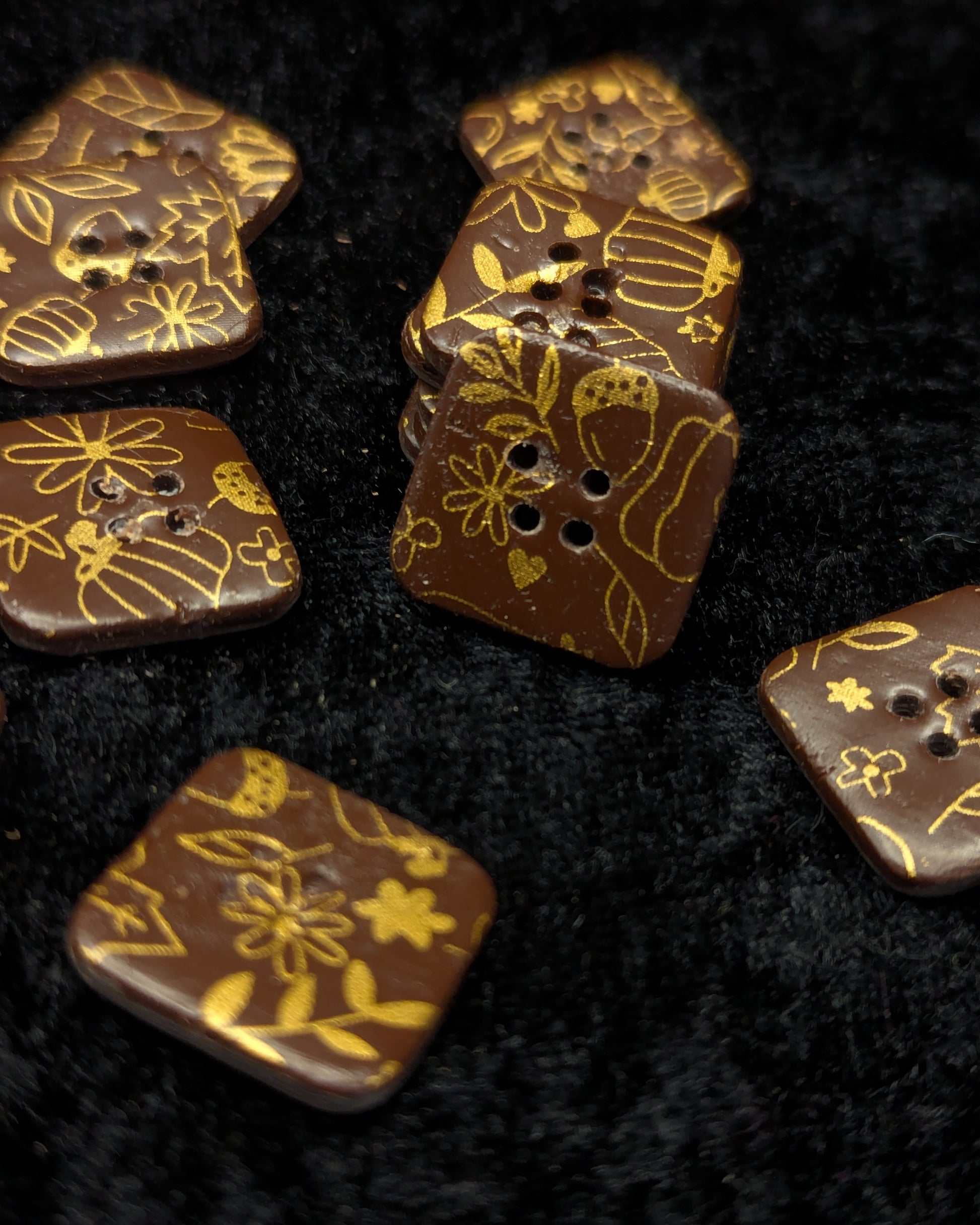 Autumn Leaf button - gold on brown