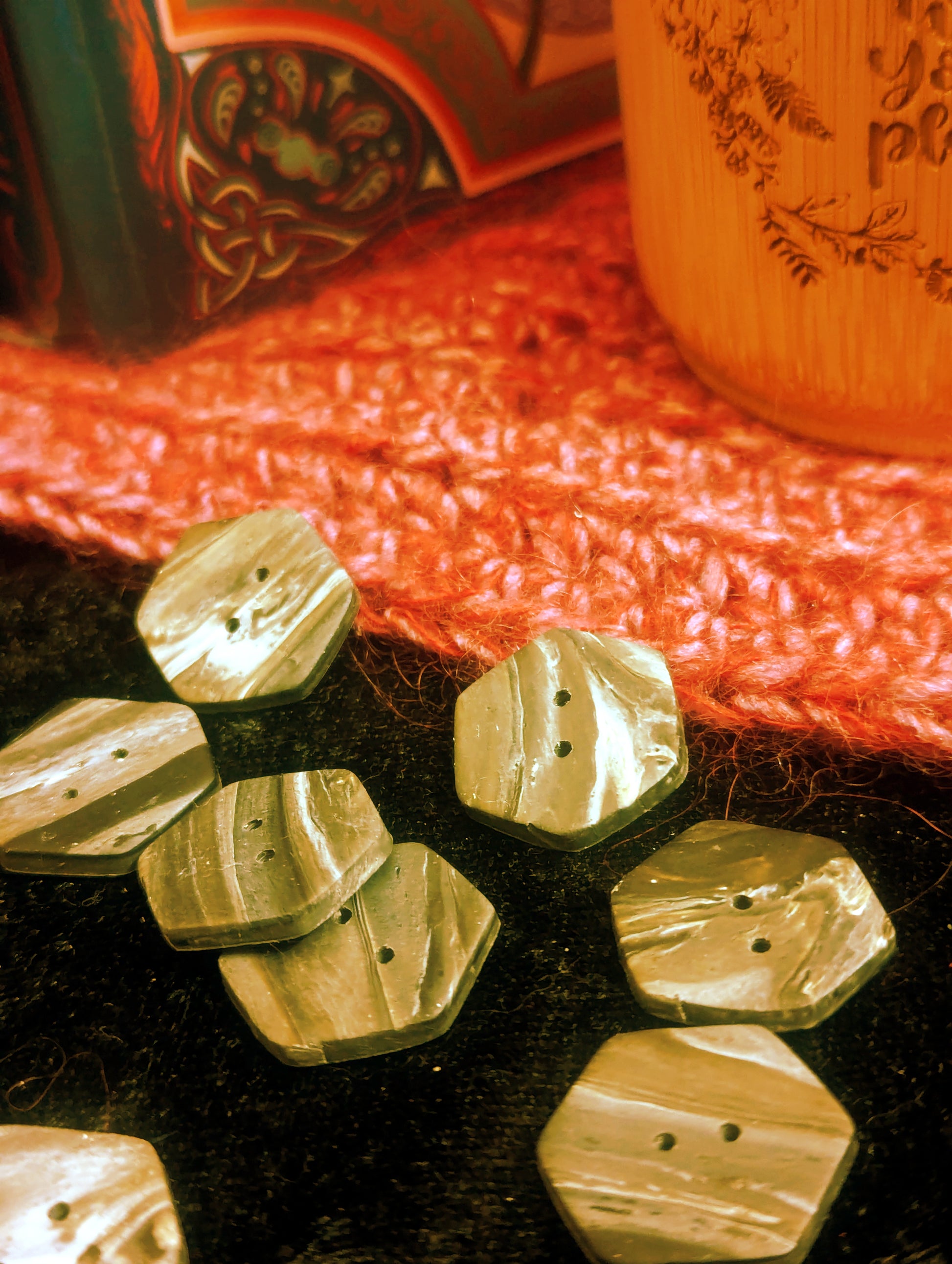 Black marble-effect buttons - 20mm - hexagonal