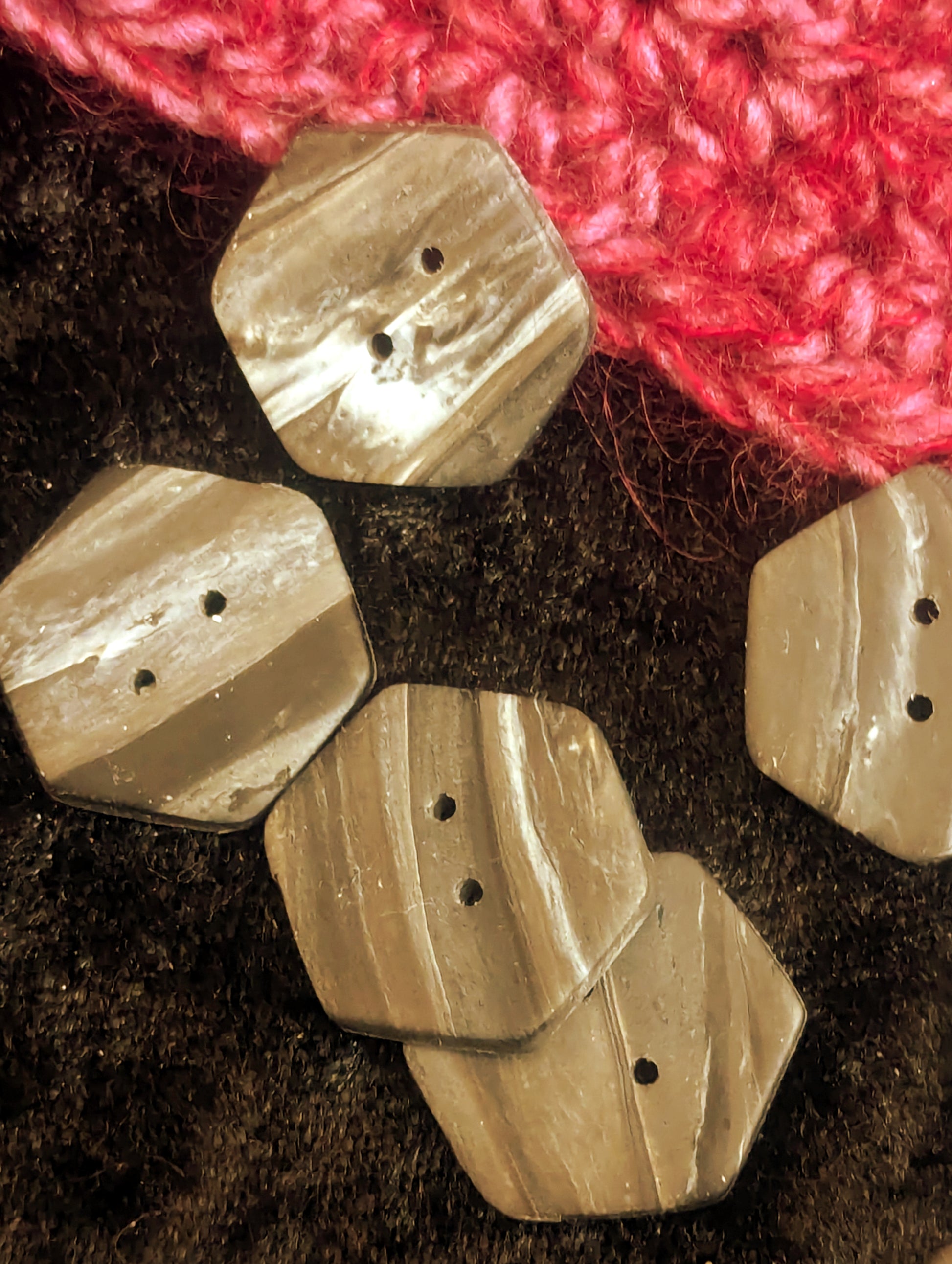 Black marble-effect buttons - 20mm - hexagonal