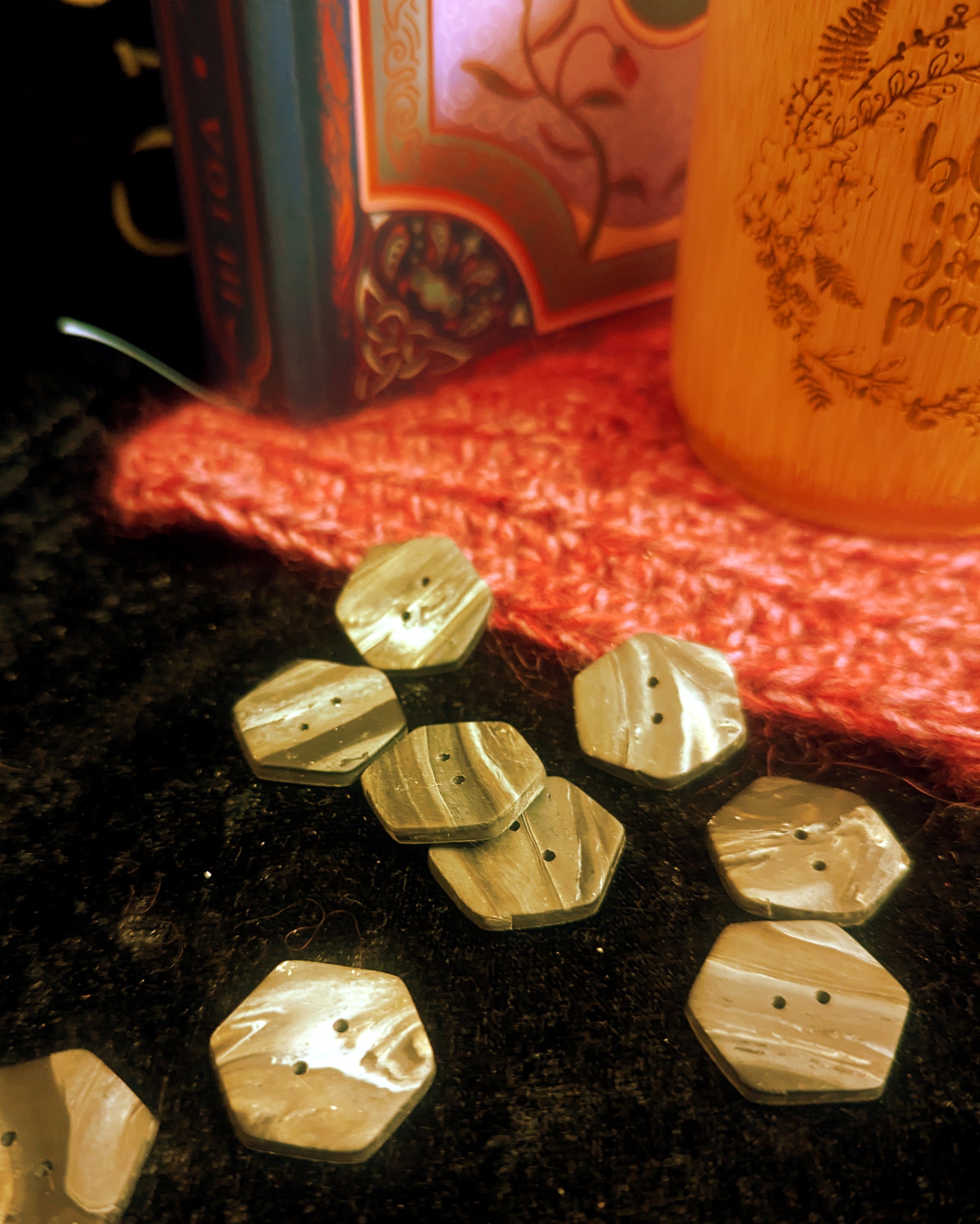 Black marble-effect buttons - 20mm - hexagonal