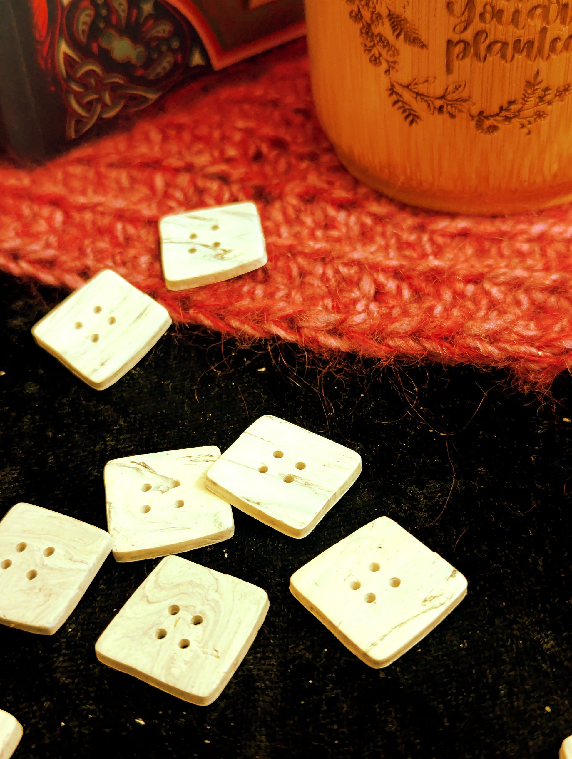 White marble-effect buttons - 20mm - square