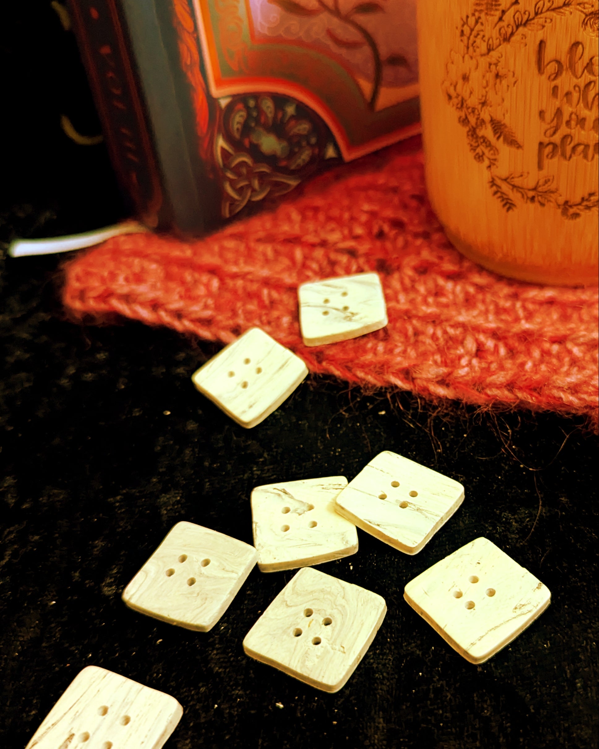 White marble-effect buttons - 20mm - square