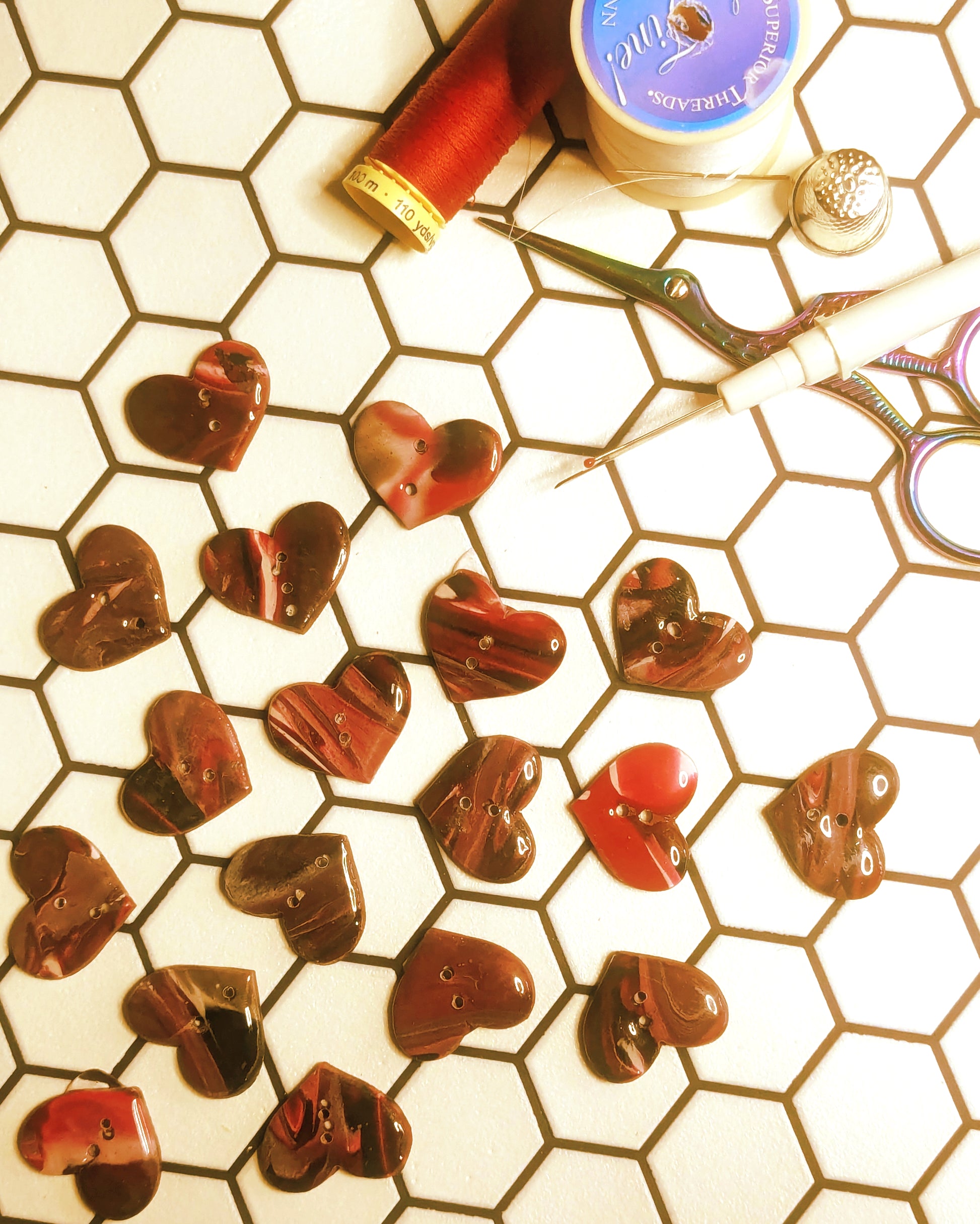 Heart buttons 30mm red marble effect